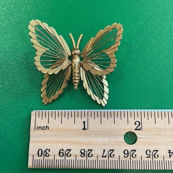 Vintage Signed Monet Butterfly Gold-tone Brooch - Picture 2 of 6